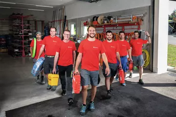 Team an Elektrikern, dass Spass an der Arbeit hat