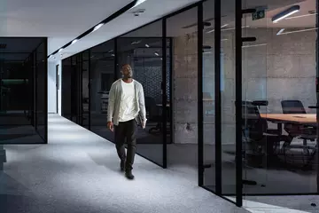 Gang mit nachleuchtender Beleuchtung