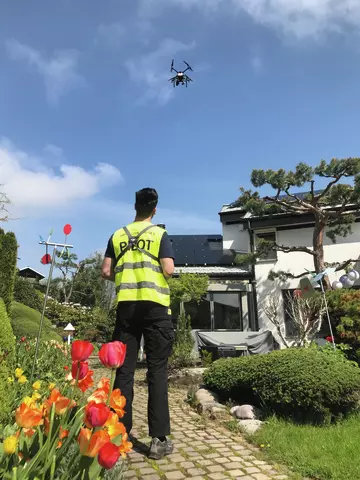 Cedric am Drohnenfliegen.