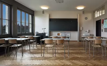 Innenansicht eines Schulzimmers.