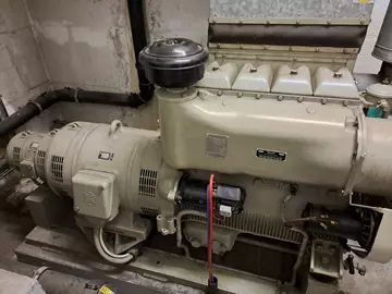 Ein Dieselgenerator in offener Bauform