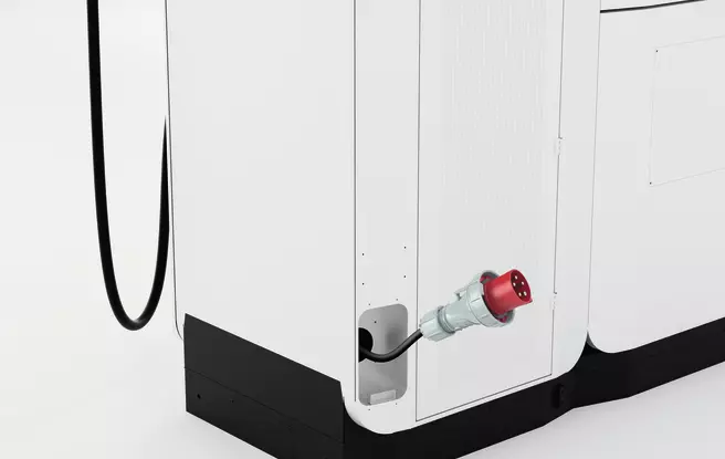 Rote CEE32-Industriesteckdose einer Ladestation