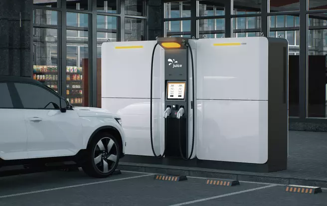 Schnellladestation mit parkiertem Auto