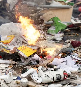 Brennender Akku im Abfall
