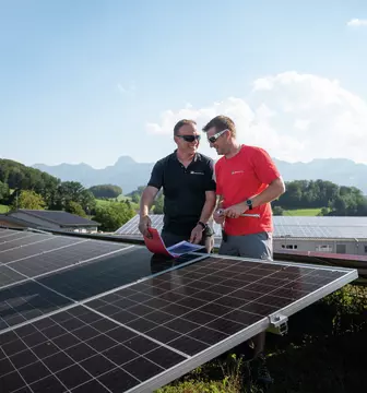 Zwei Personen auf einer PV-Anlage