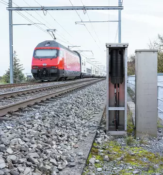Zug und Kasten neben Geleisen