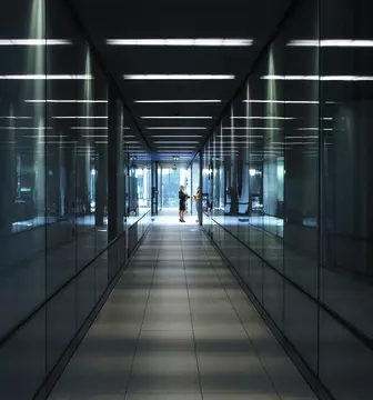 Gang mit gedimmtem Licht