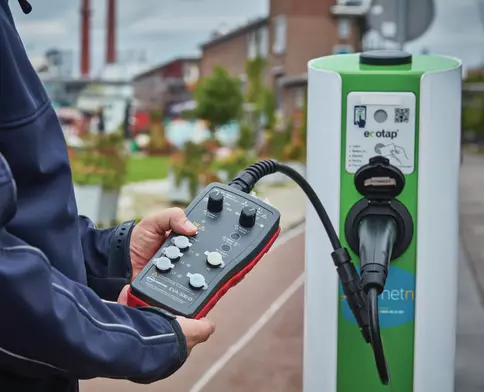 E-Ladestationen müssen nach der Installation geprüft werden, damit der Nachweis erbracht werden kann, dass diese die allgemeinen Sicherheitsvorschriften erfüllen.
