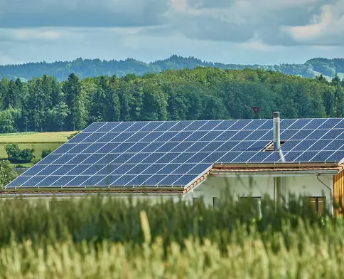 Photovoltaikanlage auf Hausdach.