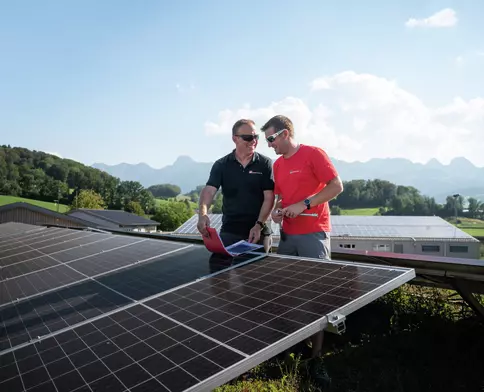 Zwei Personen auf einer PV-Anlage