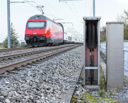Zug und Kasten neben Geleisen