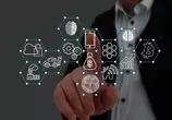 Finger auf Innovations-Touchscreen