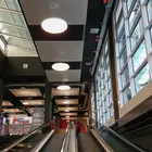 Beleuchtung oberhalb Rolltreppe.