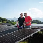 Zwei Personen auf einer PV-Anlage