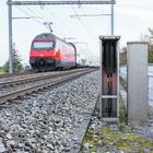 Zug und Kasten neben Geleisen